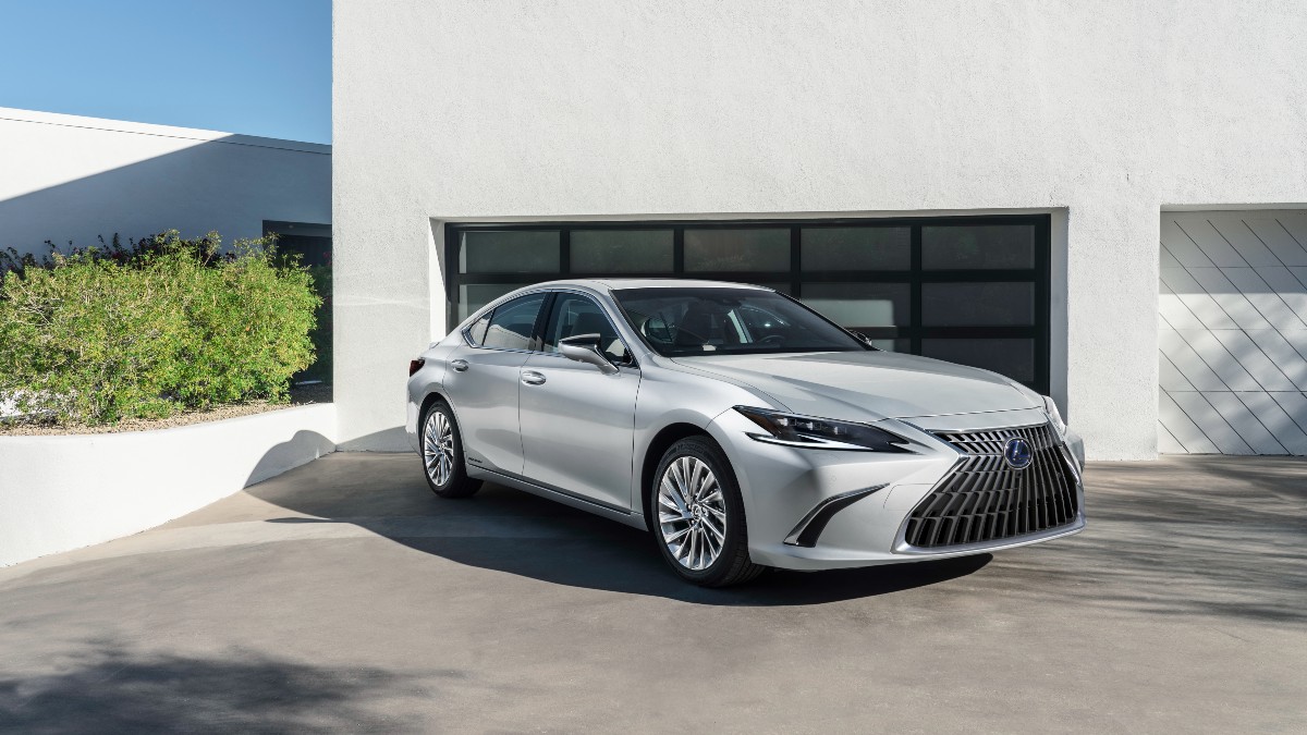 silver lexus es 2022, a safe luxury sedan full of technology to help the driver